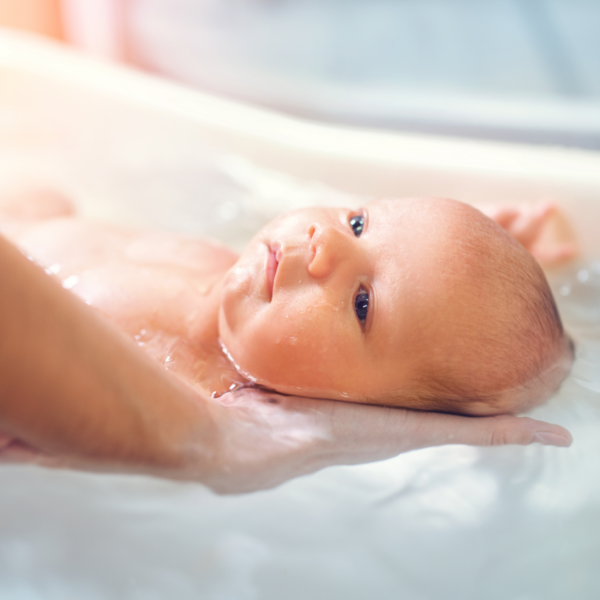 ¡Descubre cómo bañar a tu bebé en cada etapa de su crecimiento!