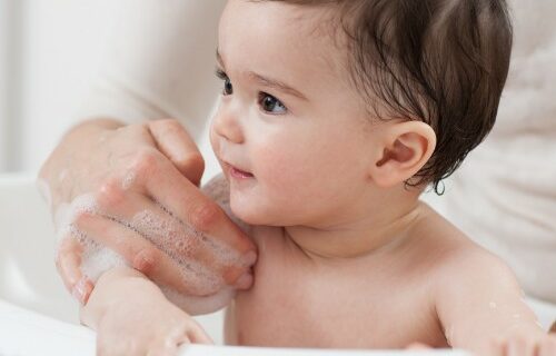 La mejor rutina para mejorar el vínculo de amor con tu bebé: ¡baño y masaje!