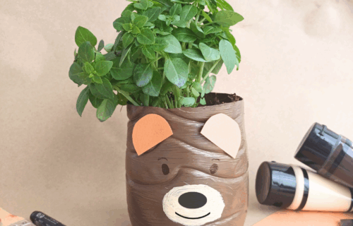 Manualidad con niños: crea un macetero reciclado del Osito Ro y enséñales a cuidar su planta
