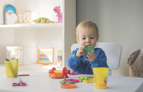 7 beneficios de la plastilina en bebés: desarrollo y juego seguro