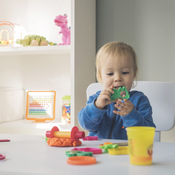 7 beneficios de la plastilina en bebés: desarrollo y juego seguro