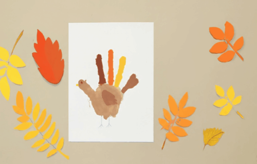 Celebra el otoño con una manualidad: ¡Haz un pavito de Acción de Gracias con tu peque!