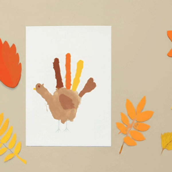 Celebra el otoño con una manualidad: ¡Haz un pavito de Acción de Gracias con tu peque!